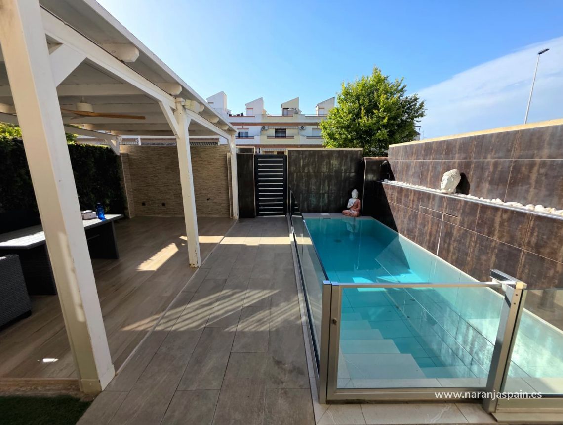 Chalet with a swimming pool in Torrevieja