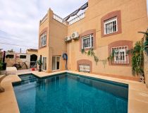 Magnífica villa independiente en venta en la zona de La Marina.