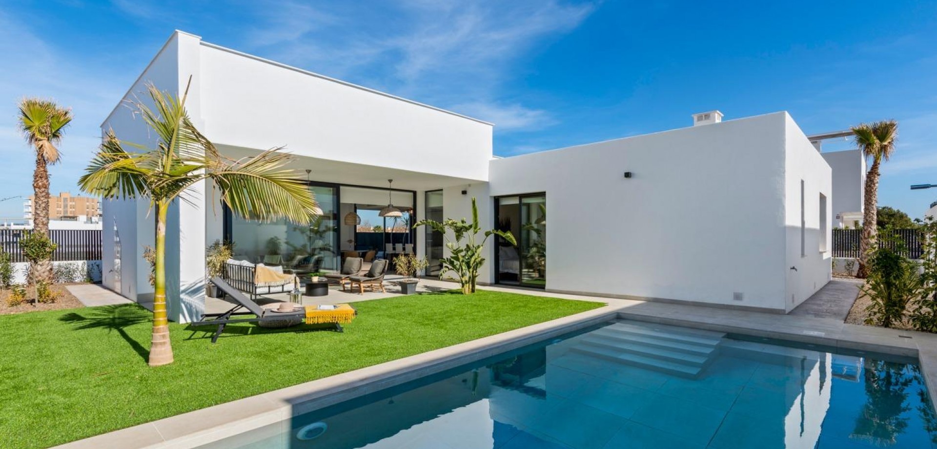 Villa de nueva construcción con piscina junto a un apartamento de segunda mano en la Costa Blanca.